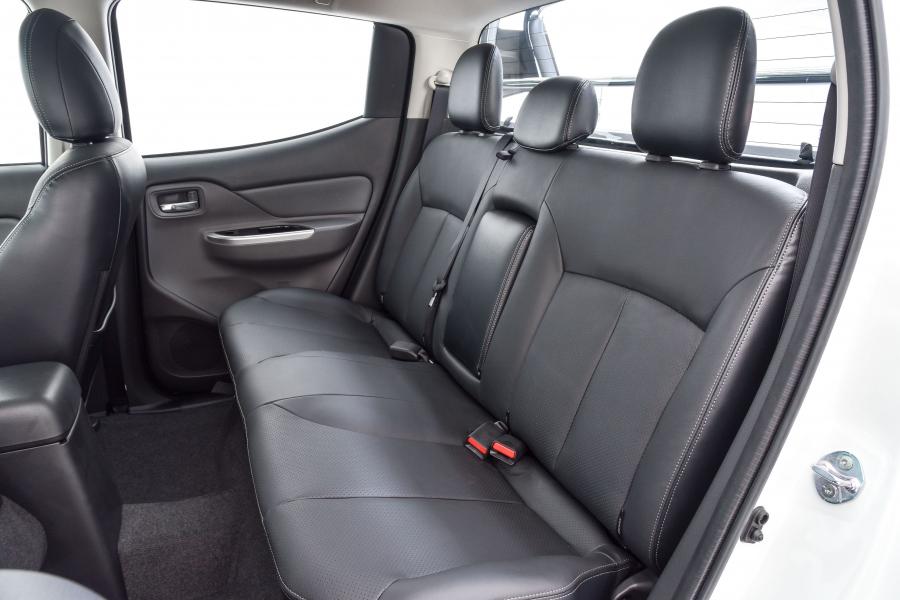 Интерьер Mitsubishi Triton Double Cab 2017 года  (ZA) (фото 3 из 30)